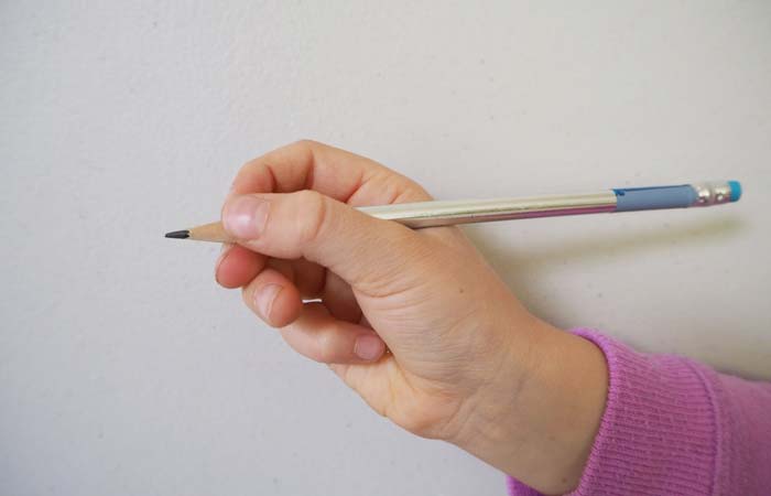 روش درست گرفتن مداد